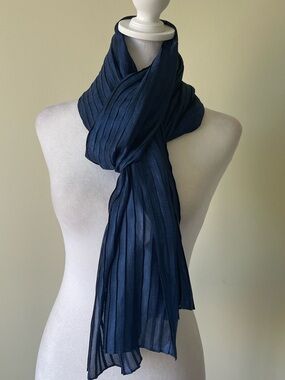 Navy Pleated Lightweight Scarf - Women's Accessory EUC